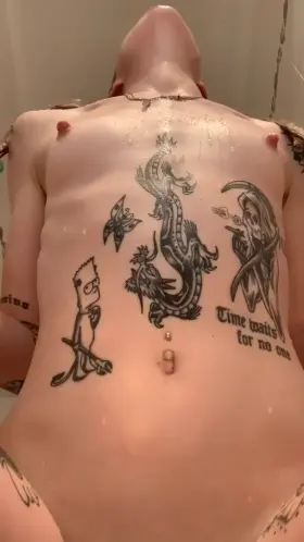 lick the water drops off my tattooed body😈