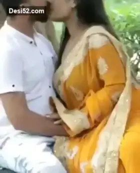 [F] Desi Cute Shy Gawl in Sharee Enjoying in Public Place ❤️🔥 Full Video 👇👇