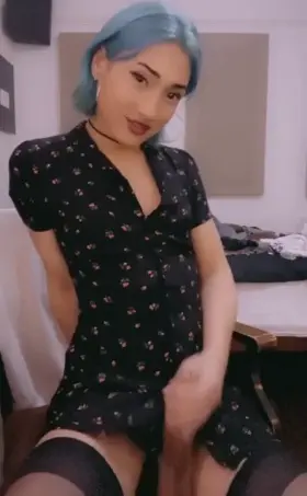 moments before i made a mess all over my pretty dress 🙃🤷🏻‍♀️🤦🏻‍♀️