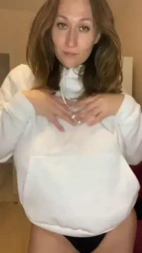 Are you into busty milfs?😁😁