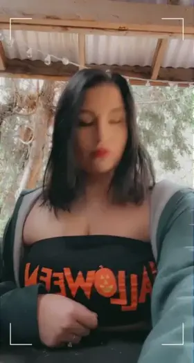 [Flash] My neighbours were outside but I wanted to show you my boobs 😇