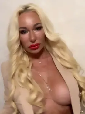 My students are waiting for me , will they appreciate my teacher 's clothes ?