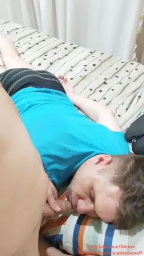 This is how I wake up my visitors who fall asleep... 🙊 they always wake up wanting to suck me off and let me fuck them hard 🤪