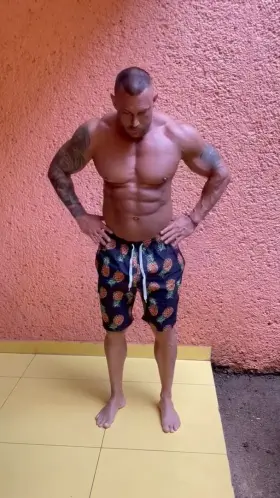 A little public posing 💪 who wants to see part 2? 😏