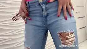 Jessica Lincoln Catches Her Golden Pee In A Glass In This Homemade Video