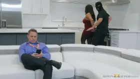 Wife make sandwich for husband while fucking Robber