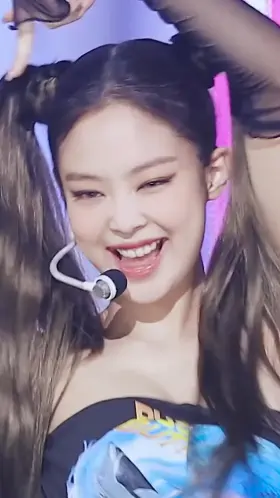 Jennie tries to hypnotize the audience with her sexiness