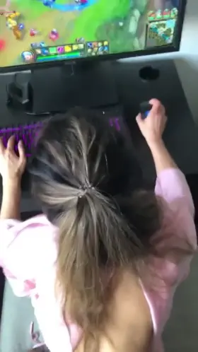 Multitasking while playing League of Legends