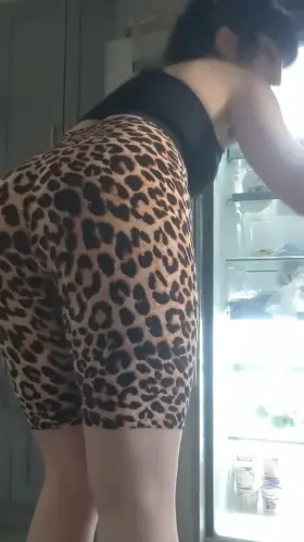 I trust you wont stare, grope or slap my ass when I get us drinks from the fridge 🥵 lolz