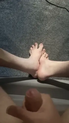 One of my biggest cumshots right onto my feet ♥️