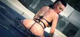 Shakin' Her Ass In The Pool