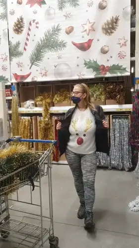 My first Christmas shopping with my girlfriends... so I couldn't pass by. And the store cameras didn't miss me either... heh