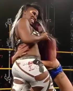 Ember Moon 🍑