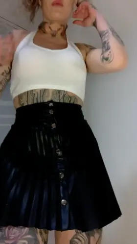 20 y/o 🍍💛 your blonde baddie 💛🍍 Solo (bjs, toys) 💛🍍Dick Rates even on video💛I reply to every message 🍍 If you want to have some fun? Come to my OnlyFans🍍check out the comments💛🍍