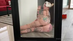 Tattooed Bimbo shaking it.