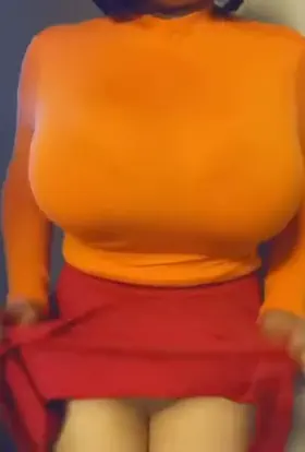 Velma showing off her goods (Cosplayer unknown) [Scooby-Doo]