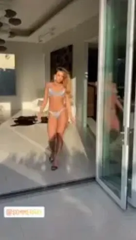That walk & turn 😍🍑