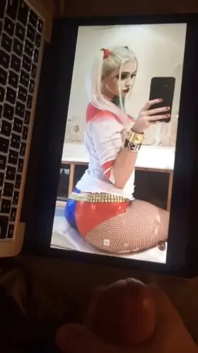 Tribbing dm me $5 PayPal I do vocal trib w cumshot