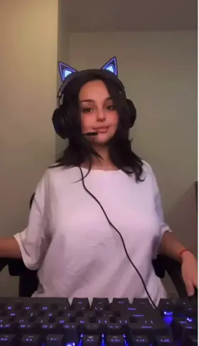 streaming on twitch vs. posting on reddit 🤪