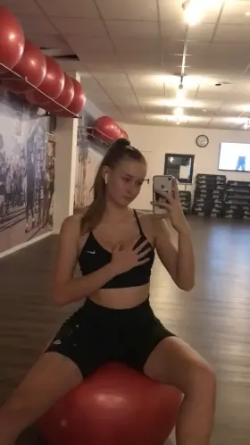 Was too horny at the gym.. had to film that for u, everybody could catch me… I love the risk :)