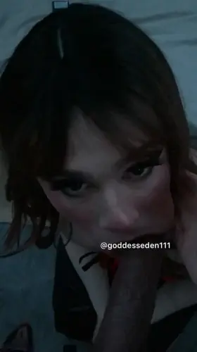 Who wants a go at Sissy Bella’s mouth?😈