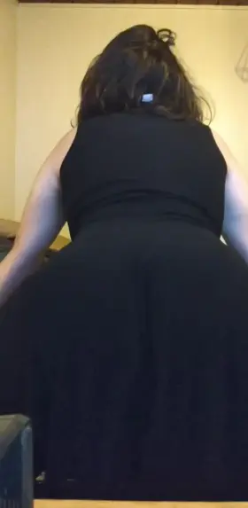 who wants a better look at whats under the dress? 😈🍑 pms open 😏