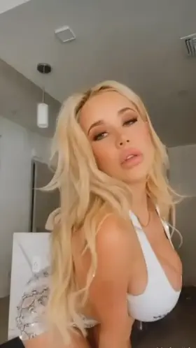 make her ass visible again!