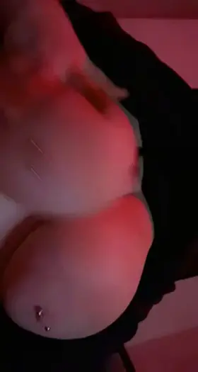 Your new favourite big titty amateur girl 😘