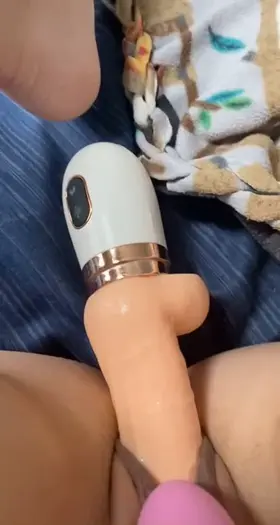 having to use my heel to make my dildo stay in while my bf is away 👅