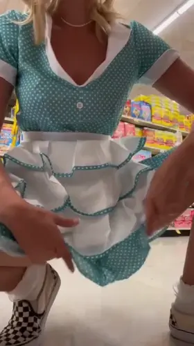 oh no ☺️ looks like this housewife forgot her panties again [GIF]