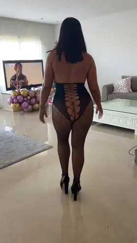 Can we enjoy a 40y old ass walking ?