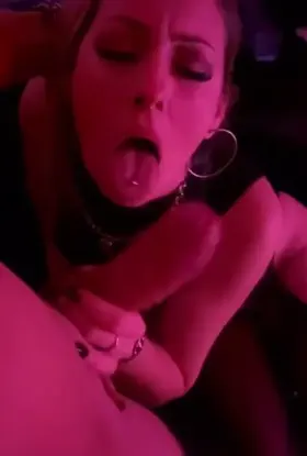 Worshipping daddy’s big cock 🤤