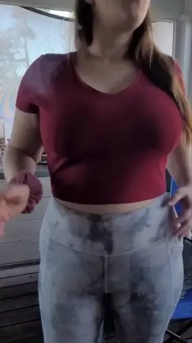 Thick stoner babe at your service😏