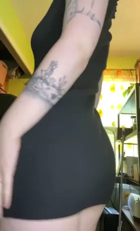 I like this dress but I like taking it off more 🌻