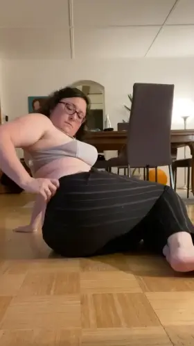 Just showing my fuckable body [Video]