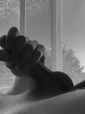 Here I am stroking my thick cock in the morning. 🍌✊🏼🥵