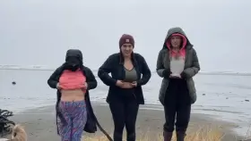 37 degree beach drop with my girls 😜