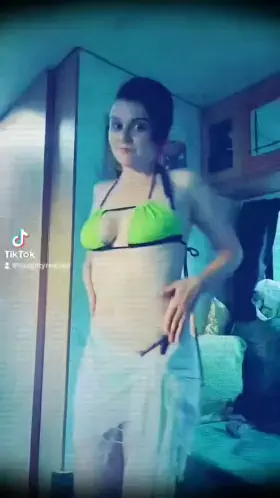 POV: You see me dancing at the beach [f]