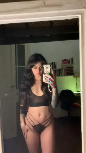 anyone want a kinda goth latina? 🖤