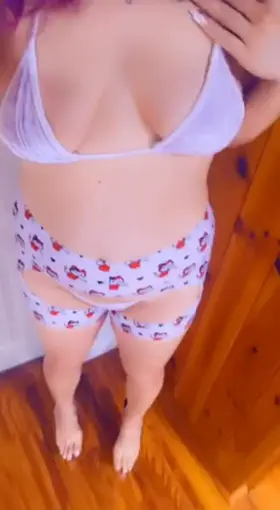 Beta men like you exist to serve hot brats you’ll never have like me. You’ll serve and fund 🤑 while I break you and fuck other men. 😈🖕