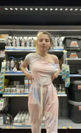 Flashing Natural Tits 😍 bouncing ass