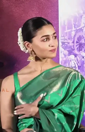 Alia Bhatt being naughty in pressmeet 🍌🤤💦
