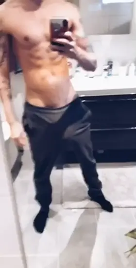 Wanna see this huge cock bust a nut?🙈