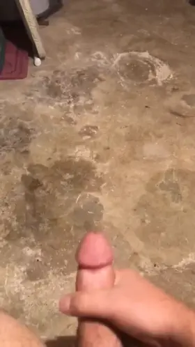 Spraying cum everywhere💦