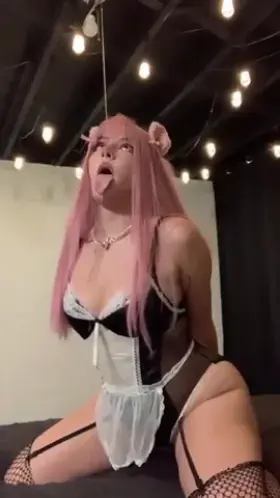 Can you give this doggy her treat😍