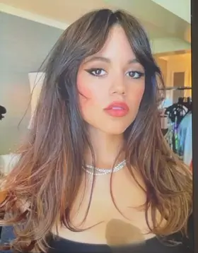 jenna looks cuter with my nut on her😫