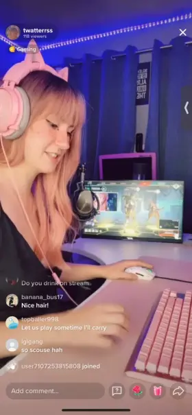 Her titty fell out on live afterwards she had 1.1k staring at her hard pink nipple - Moonwaterbabyxo IG - TikTok - twatterrss