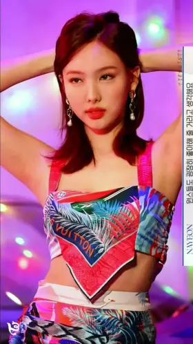 TWICE - Nayeon & Momo