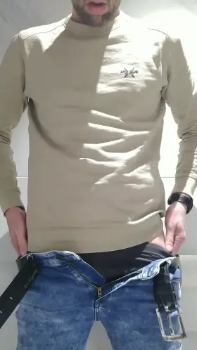 How bad do you want to see this monster cum? 💦