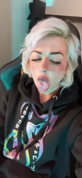 Your gamer gf sends you this, wyd?